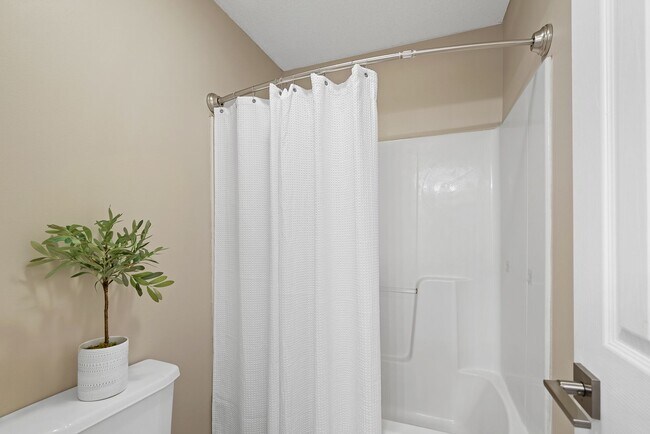 Building Photo - {13862} Spacious townhome in Prime Location + Maintenance Provided Community + Neighborhood Pool ...