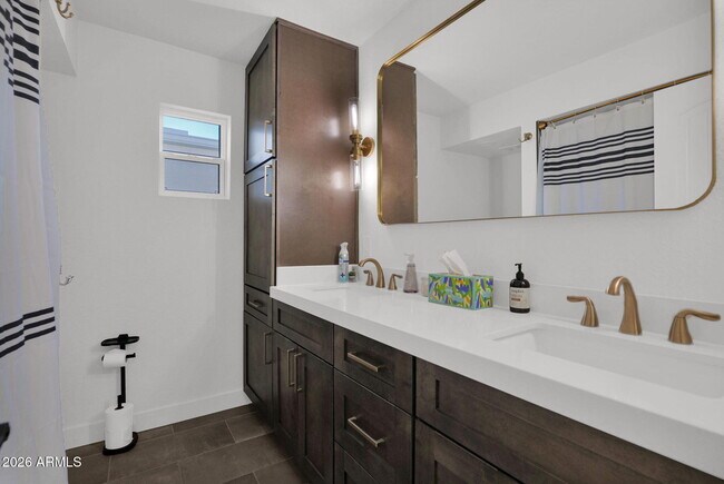 Building Photo - 7629 N Vía De Los Ninos