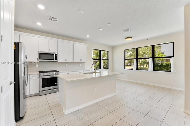 Building Photo - 2485 Primrose Pl