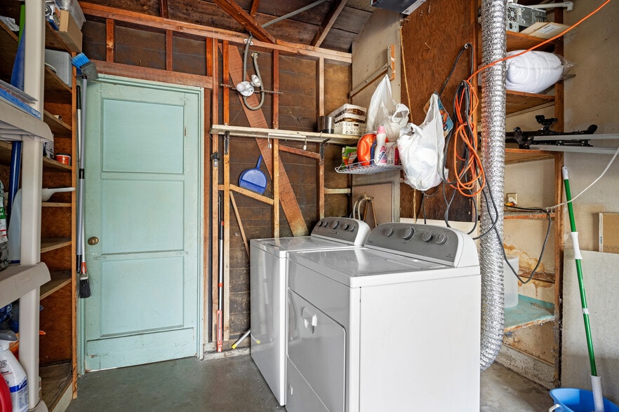 Building Photo - 16026 Valerio St