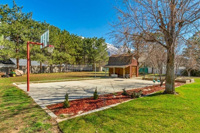 Building Photo - Beautiful 5-Bedroom Home in Sandy!