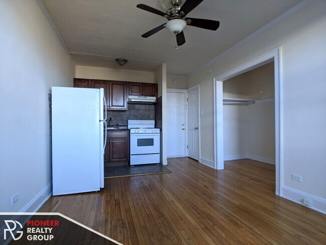 Building Photo - 2704 N Sawyer Ave