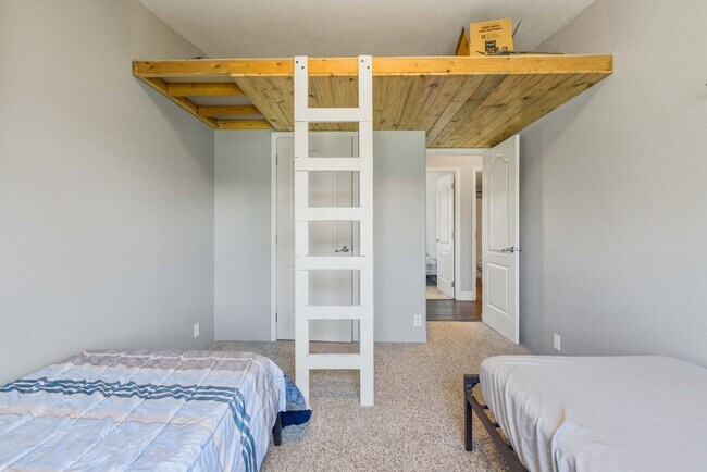 Building Photo - Short term leases available: 3 bed 2 bath ...
