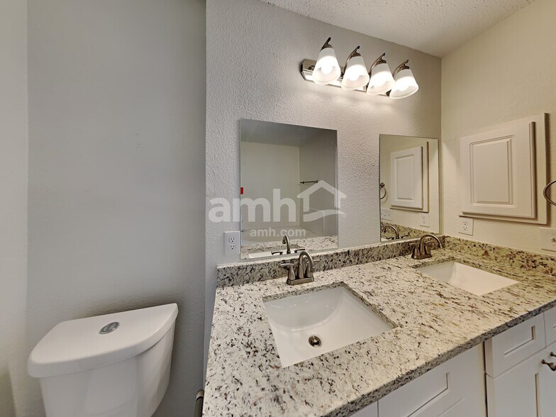 Building Photo - 8113 Lake Haven Dr