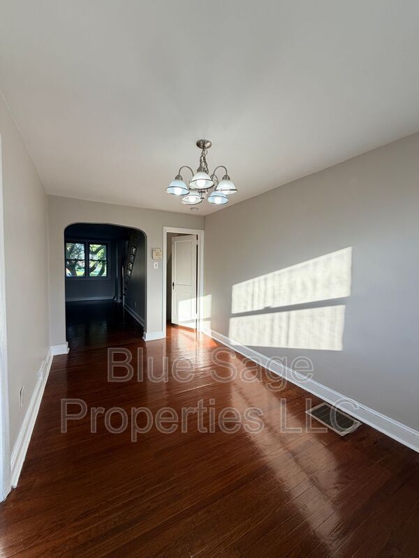 Building Photo - 902 Maple Ave