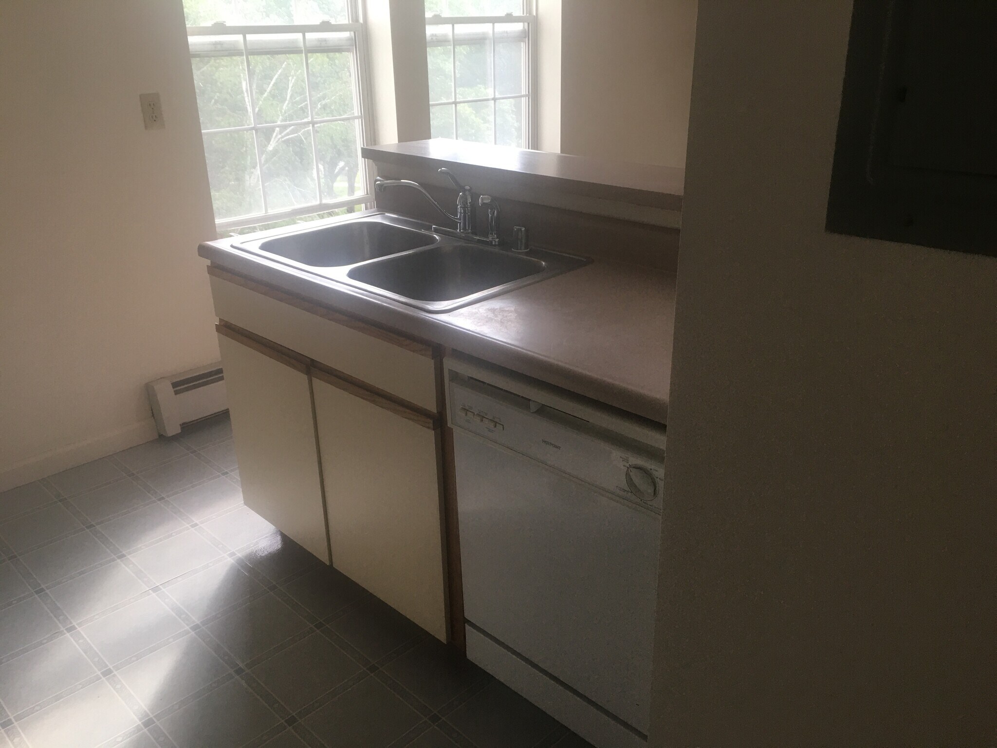 Building Photo - 213 Hildred Dr