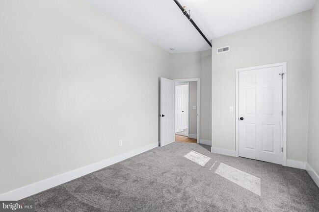 Building Photo - 320 W King St