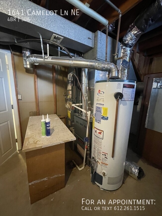 Building Photo - 1641 Camelot Ln NE