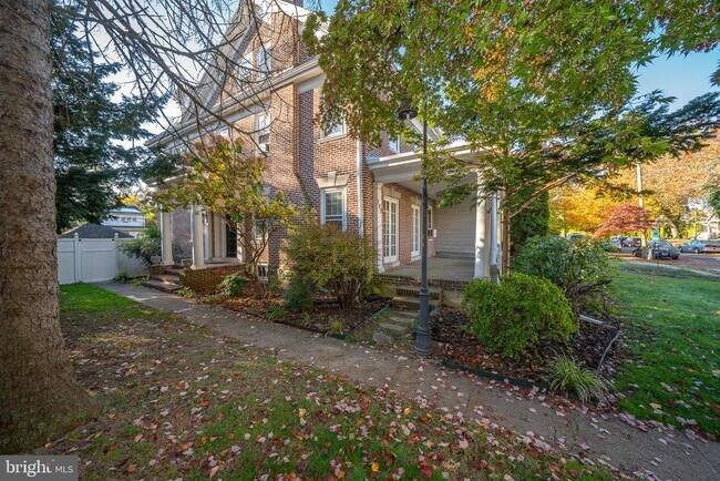 Building Photo - 709 E 20th St