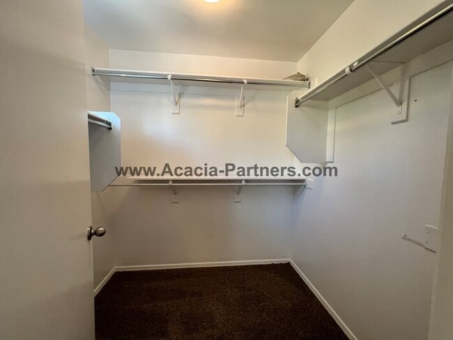 Building Photo - Beautiful Three Bedroom 2 and 1/2 Bath Home