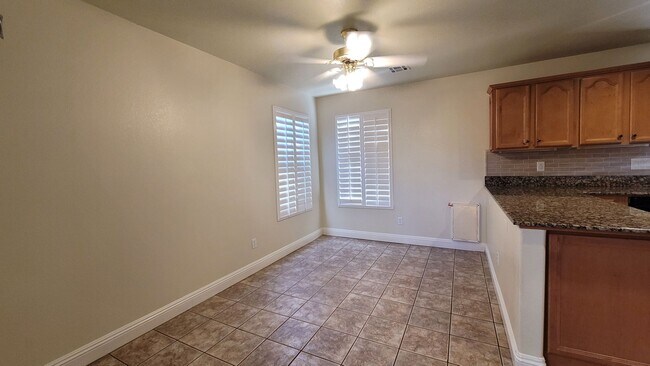 Building Photo - GORGEOUS 4/3 IN THE SW!!!
