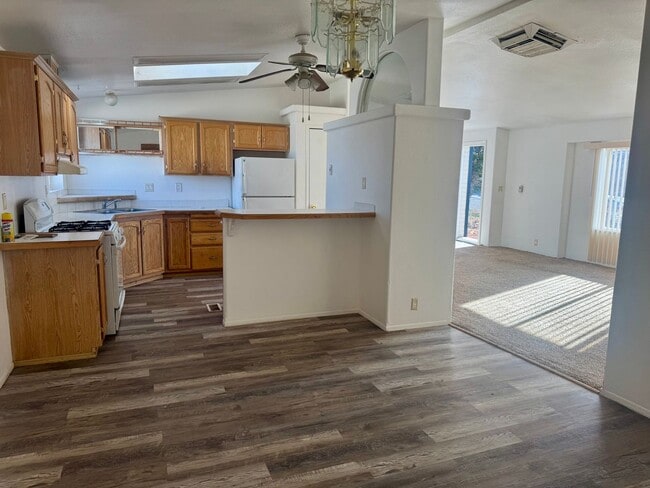 Building Photo - 3 bedroom 2.5 bath home with fenced yard and garage