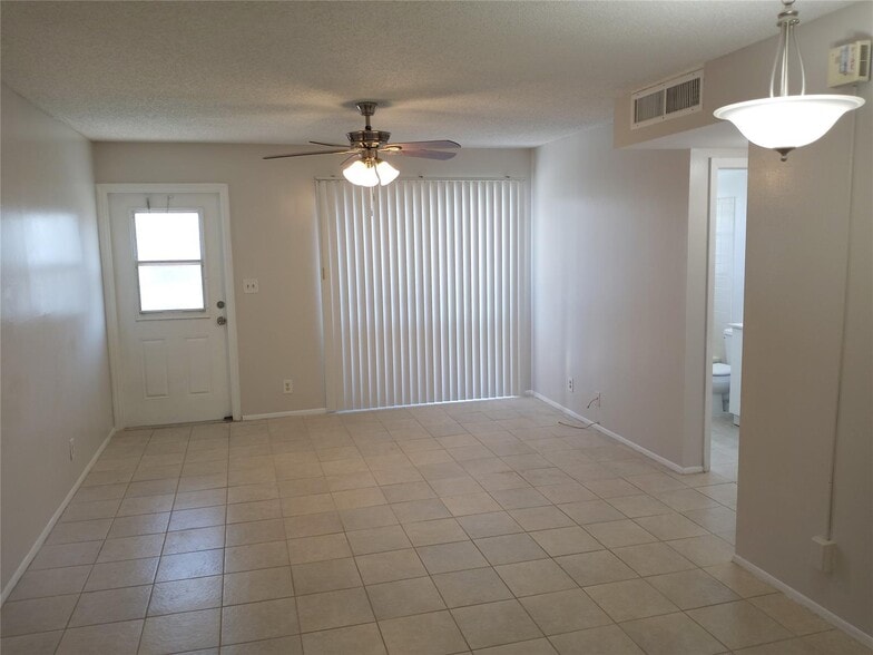 Building Photo - 2641 Riverside Dr