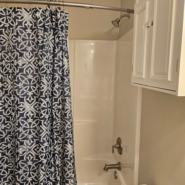 Building Photo - 608 Albemarle Rd