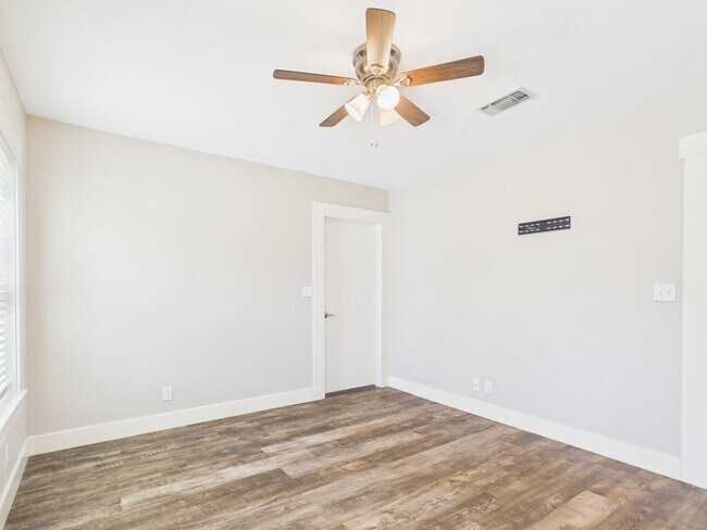 Building Photo - Bright & Spacious 2-Bedroom Home with Large Living Area, Big Kitchen & Expansive Backyard