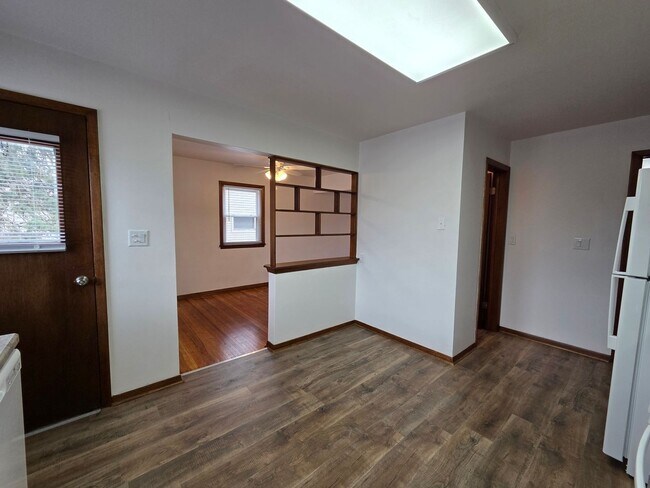 Building Photo - W 2nd St 1408-1410