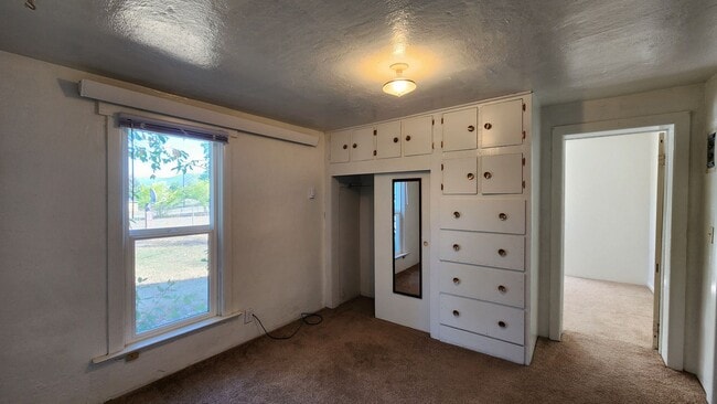 Building Photo - Home on Two Acres with Pets Considered