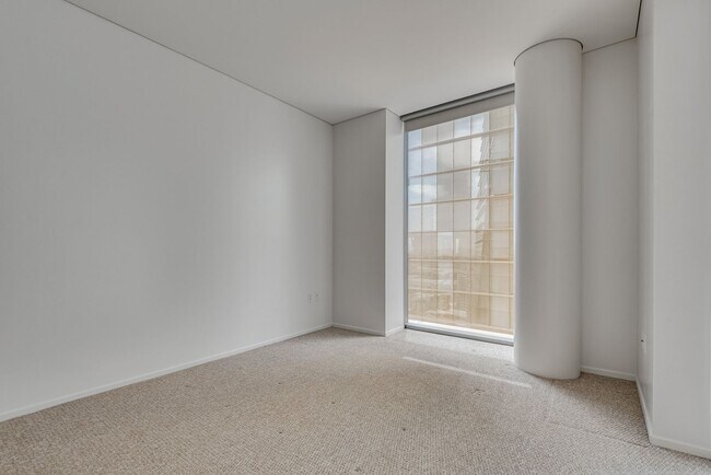 Building Photo - Veer Towers 2210E-CityCenter Views from th...