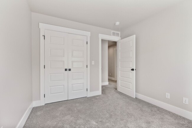 Building Photo - Awesome end unit 3 Bed 2.5 Bath townhome i...