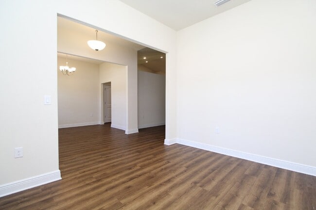 Building Photo - Ventura Estates Rental – 4 Bedrooms, 2 Bat...