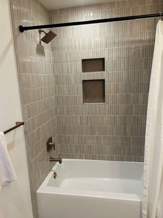 Building Photo - 608 Montana Ave