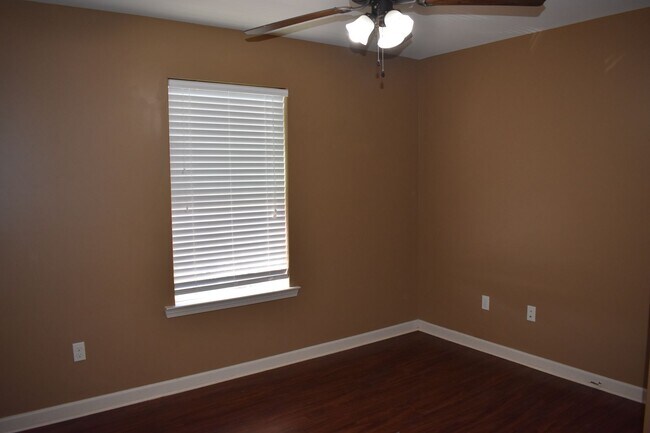 Building Photo - 3 Bedroom Townhouse in Broussard