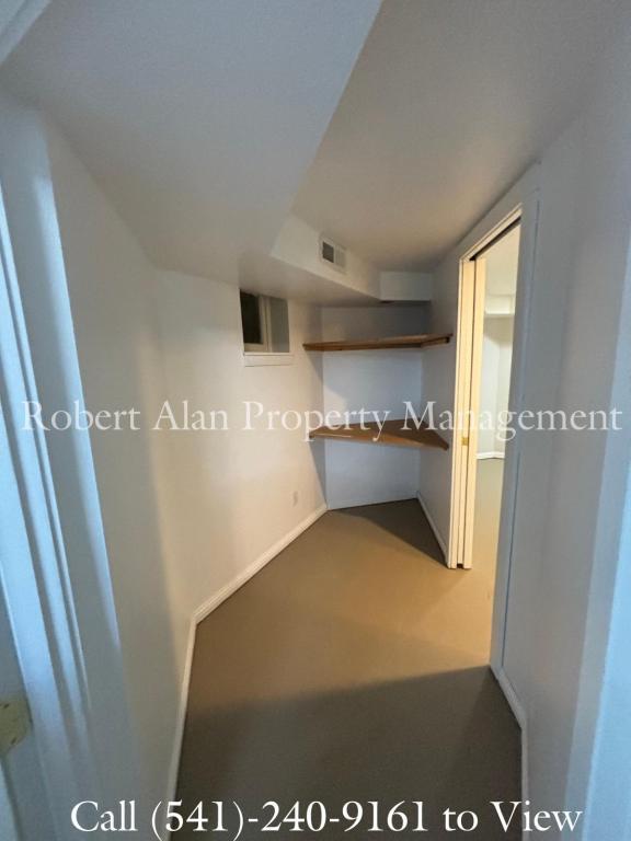 Building Photo - 916 SE Byers Ave