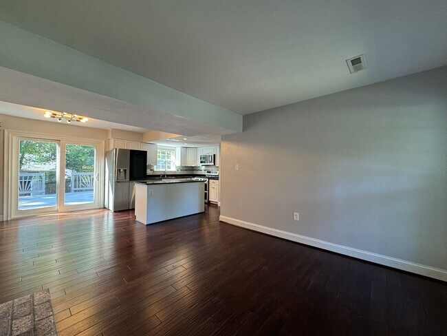 Building Photo - Stunning 4 Bed 2.5 Bath Single-Family Home...