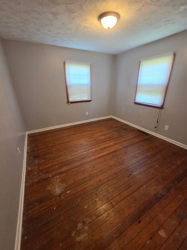 Building Photo - 3 Bedroom Single Family home with garage
