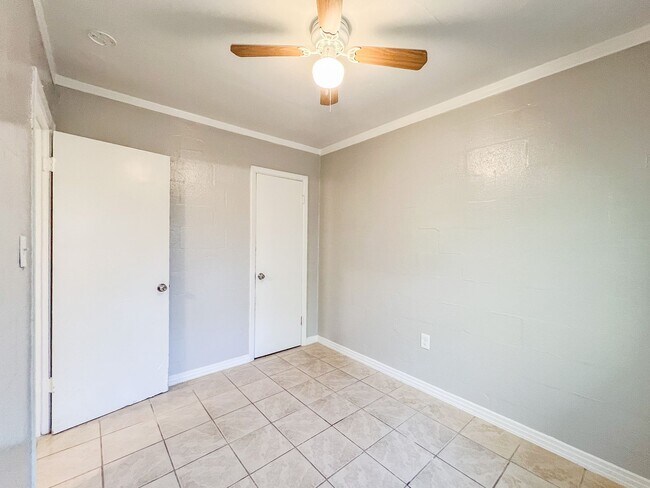 Building Photo - Nylic 14