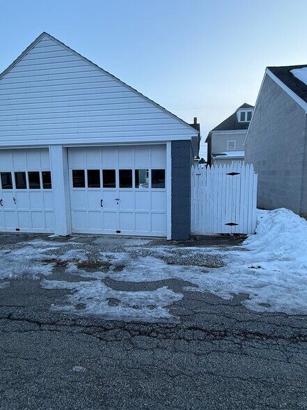 single car garage with rear exit into yard and side entrance - 343 High St