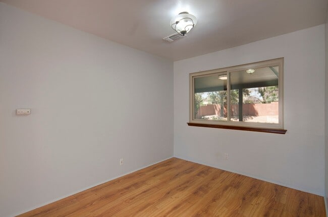 Building Photo - Amazing 3 Bedroom in the Academy Neighborhood