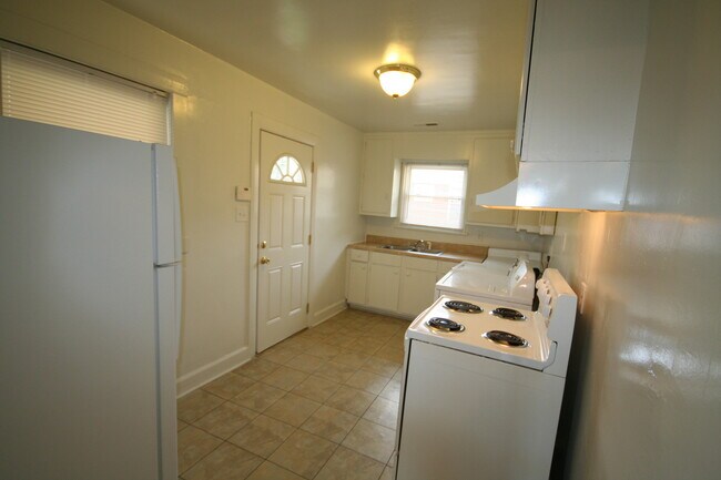 Building Photo - Renovated Duplex Unit / Carport / W&D / Ne...
