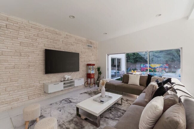 Building Photo - 20010 Highland Lakes Blvd