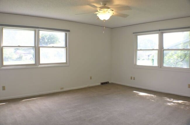 Building Photo - $2,350 | 3 Bedroom, 3 Bathroom House | No ...