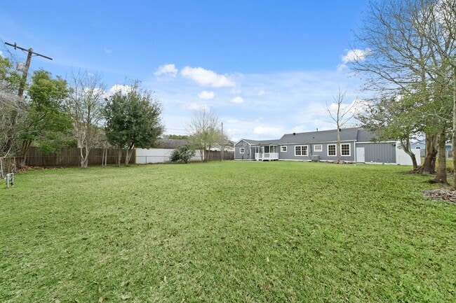 Building Photo - 904 Stubbs St