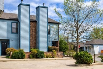 Building Photo - Charming 2 Bed / 1.5 Bath Townhome in Jenks – Great Location!