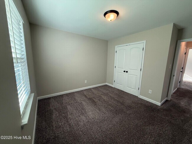 Building Photo - 114 Laredo Dr