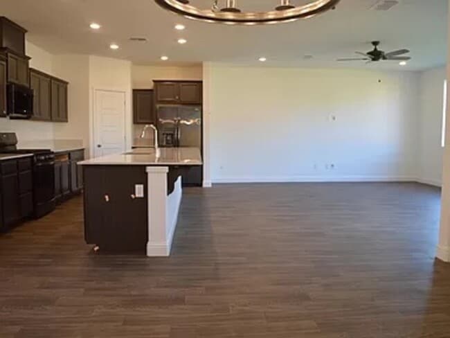 Building Photo - 2402 Urdaneta Way