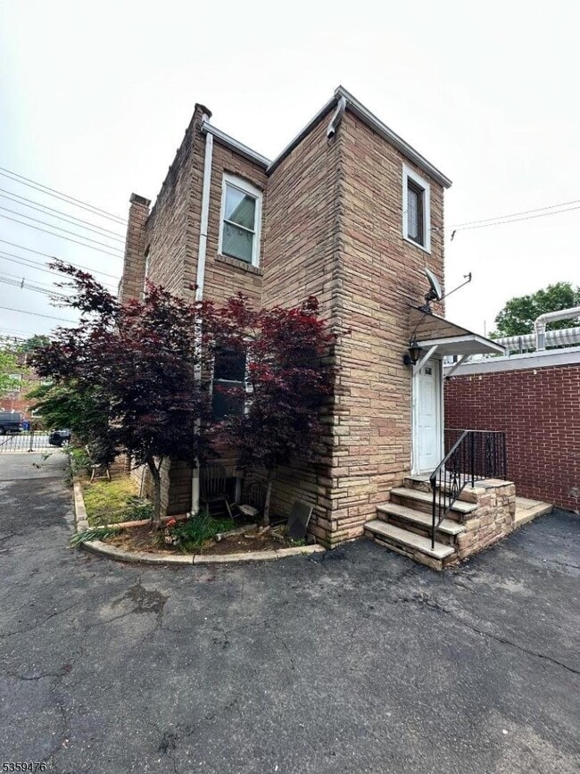 Building Photo - 1620 S Wood Ave