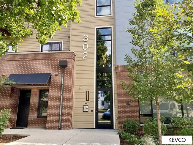 Building Photo - Luxury Old Town Living