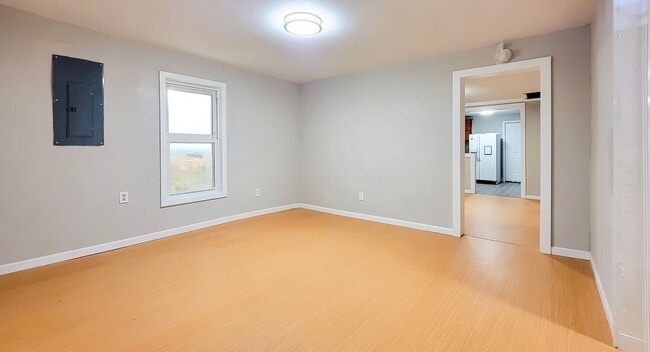 Building Photo - 2 BDRM 1 BATH