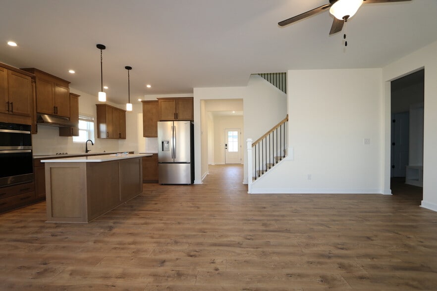 Building Photo - Room in House on Dimaggio Dr