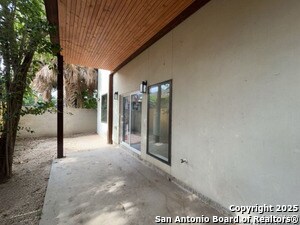 Building Photo - 2615 S Flores St