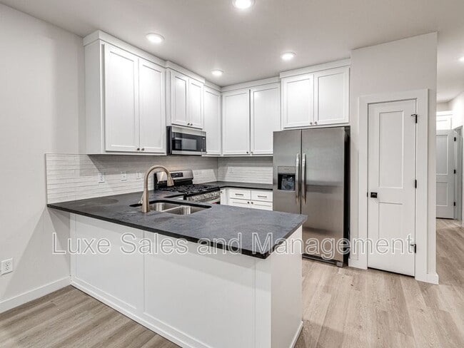 Building Photo - 612 W 2nd St