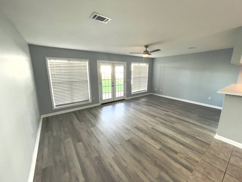 Building Photo - 125 S Springview Dr
