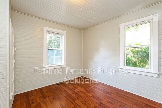 Building Photo - 1704 Lincoln Ave