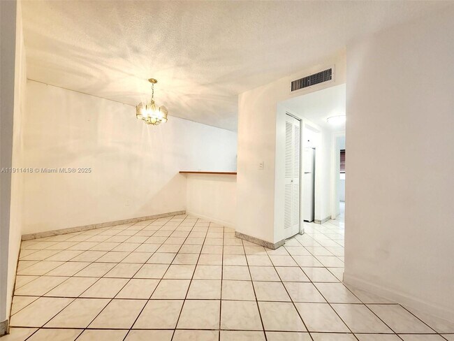 Building Photo - 1225 NE 124th St