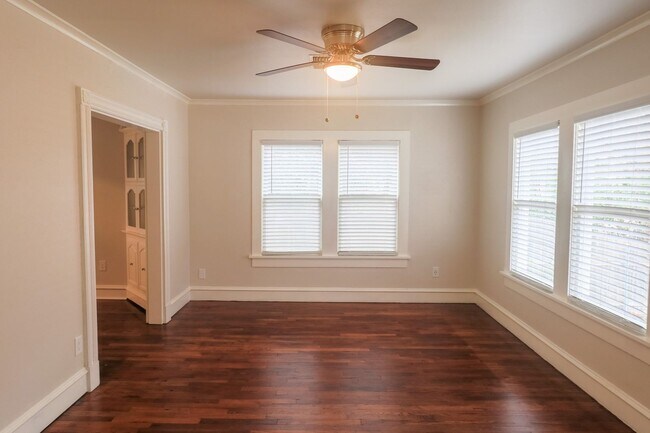 Building Photo - UPDATED & REMODELED 2 Bed 1 bath property ...