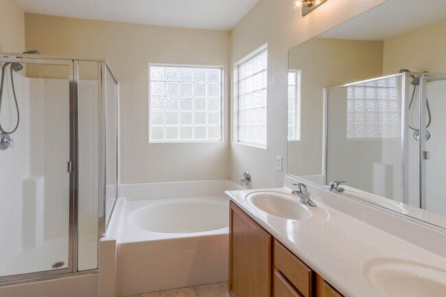 Building Photo - Northwest 3 Bedroom 2.5 Bath Home In Gated...